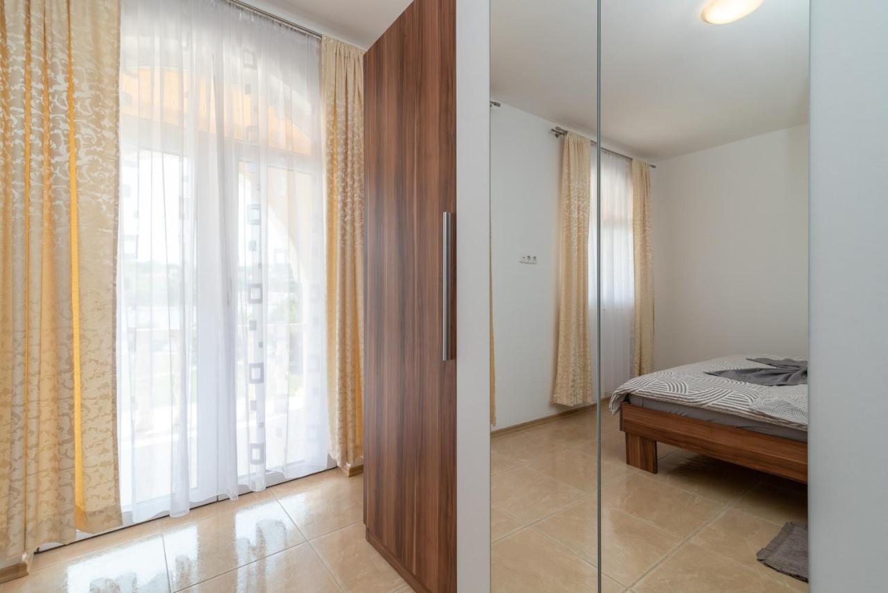 Beachfront Jurica Apartment