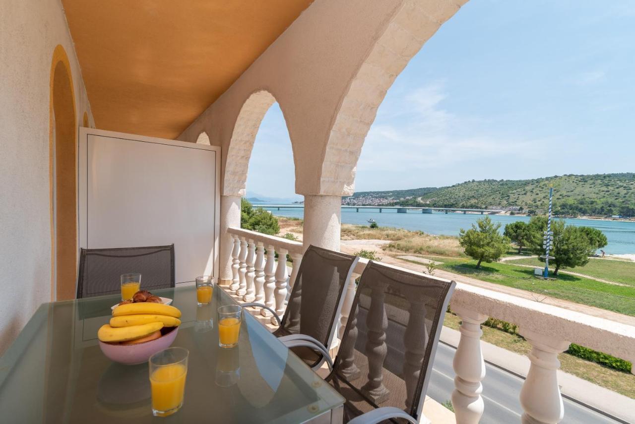 Beachfront Jurica Apartment *