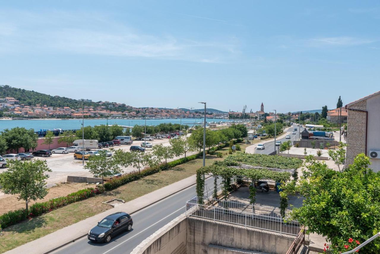 Beachfront Jurica Apartment *