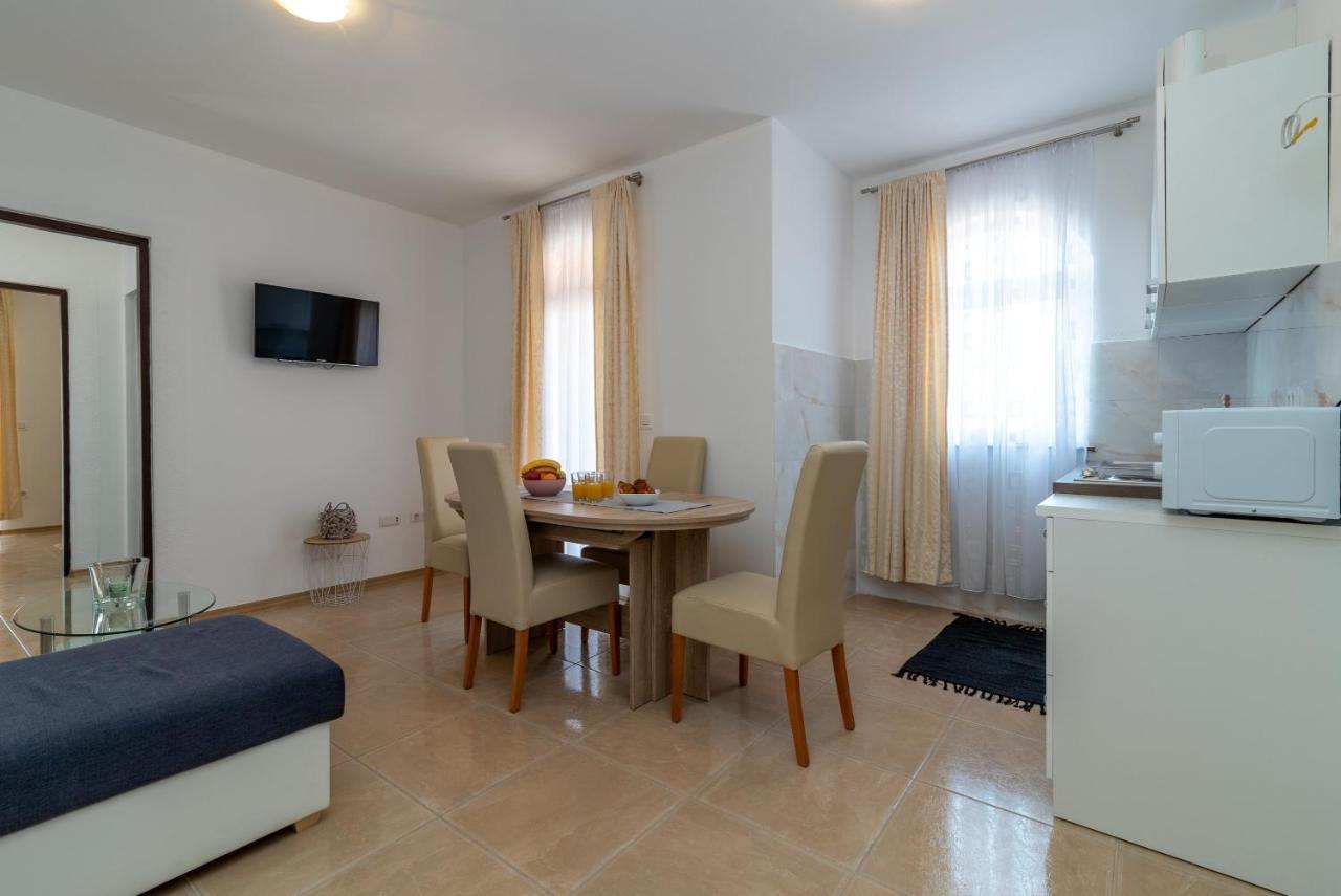 Beachfront Jurica Apartment *