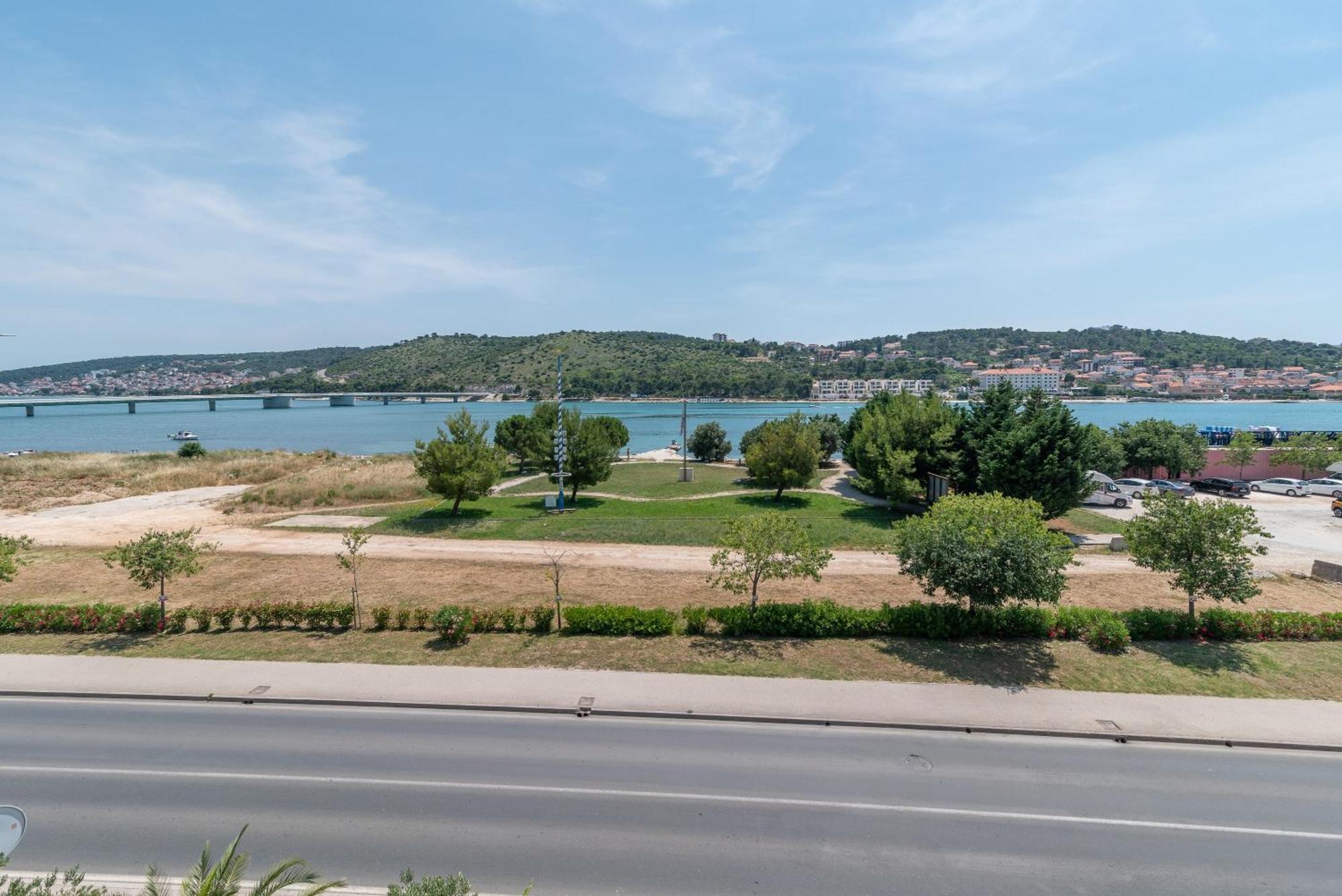 Beachfront Jurica Apartment *