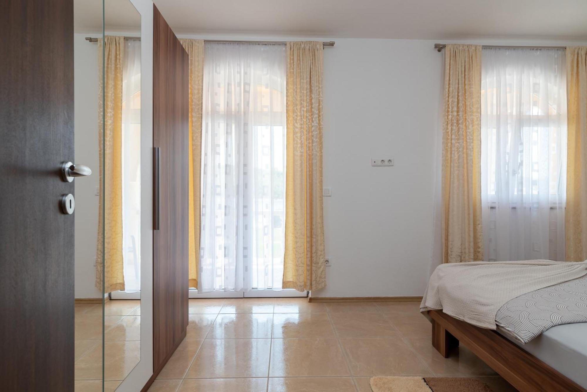 Beachfront Jurica Apartment *